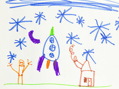 Zu sehen ist ein mit Wachsmalstift gemaltes Bild von einer Rakete in der Mitte, neben der ein Haus steht und ein Schneemann, der der Rakete winkt. Vom Himmel kommen Schneeflocken runter.