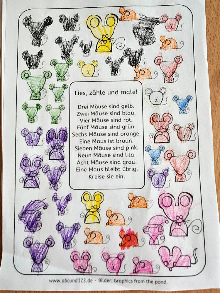 Ein Arbeitsblatt für Kinder zum Thema 'Zählen und Malen'. Das Blatt zeigt verschiedene bunte Zeichnungen von Mäusen. In der Mitte befindet sich eine Anleitung zum Ausmalen der Tiere nach einer Zahlenliste von 1 bis 10 in verschiedenen Farben.