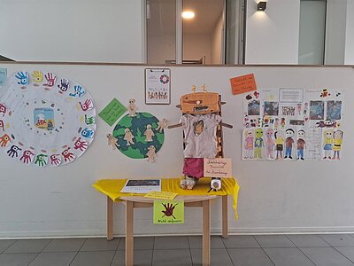 Tag der Diversität an der KITA Adlerküken Bild auf die Ausstellungsobjekte der Kinder zum Thema Diversität im Foyer der KITA Adlerküken.