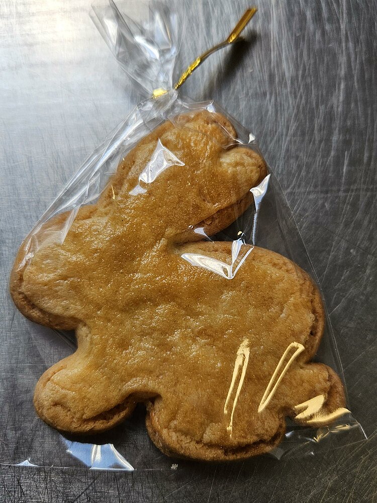 Ein selbstgebackener Osterhase, verpackt in einer Cellophan-Tüte.