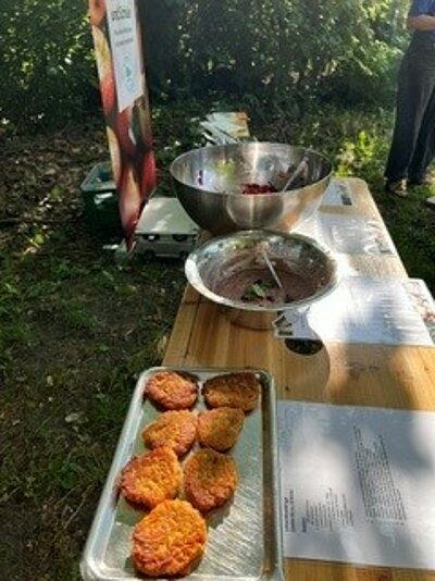 Auf einem Tisch liegen verschiedene Sorten Reibekuchen.