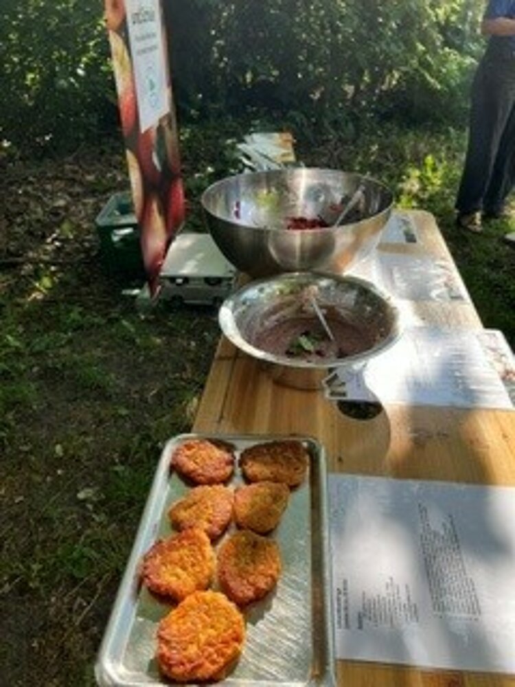 Auf einem Tisch liegen verschiedene Sorten Reibekuchen.
